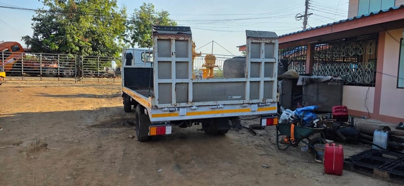 เป็นรถพื้นเรียบหางพับได้ขายรถ 6 ล้อ isuzu NPR 7..เครื่อง4HG1-130เทอร์โบปี49ยาว 5 เมตรรถพื้นเรียบห่างพับได้เอกสารทะเบียนพร้อมภาษีเต็มตามสภาพนี้สนใจ 091-146-4263