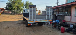 เป็นรถพื้นเรียบหางพับได้ขายรถ 6 ล้อ isuzu NPR 7..เครื่อง4HG1-130เทอร์โบปี49ยาว 5 เมตรรถพื้นเรียบห่างพับได้เอกสารทะเบียนพร้อมภาษีเต็มตามสภาพนี้สนใจ 091-146-4263