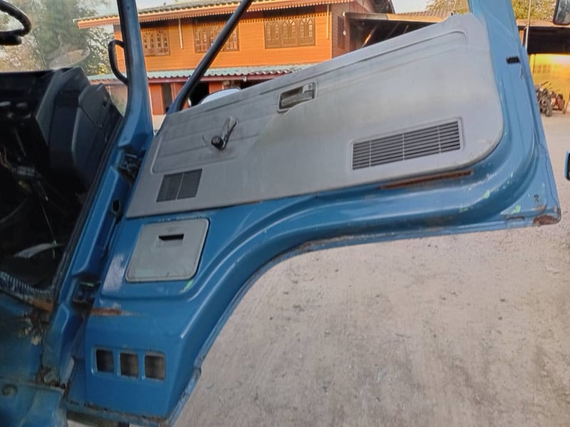 ราคา189000บสทขายรถบรรทุก 6 ล้อ isuzuNRR เครื่อง 6 bg1 -175 แรงม้ารถปี 38 พวงมาลัยพาวเวอร์เบรคธรรมดาแอร์เช็คระบบ กระบะเหล็กยาว 5.80 เมตร ยาง 825 ขอบ 16 พร้อมใช้งาน