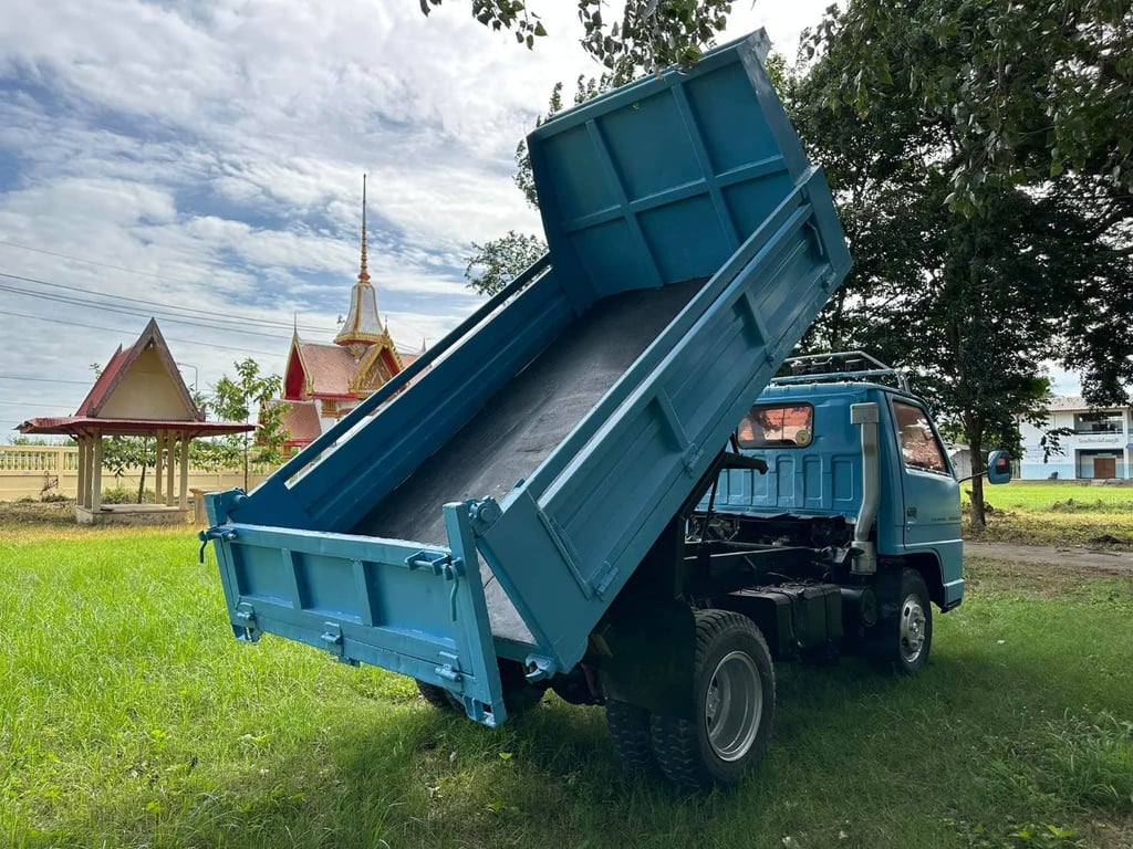 ราคา 19 5,000 บาทขายรถบรรทุก 6 ล้อดั้ม isuzu เป็น NKR เครื่อง 88 แน่นมากๆพวงมาลัยพาวเวอร์มีสโลกลางดั้มยิงหน้าเอกสารทะเบียนพร้อมสนใจ 091-146-4263