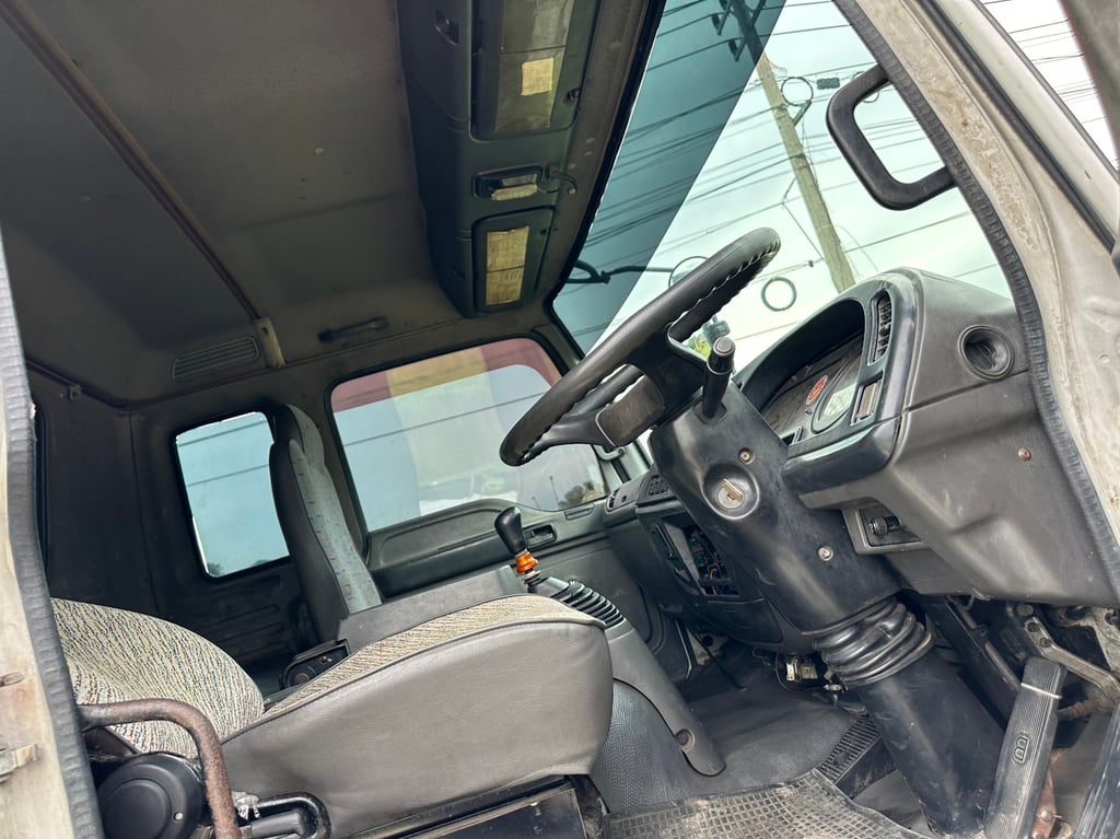 ขายรถบรรทุกตู้แห้ง isuzu deca เครื่อง 200 แรงม้ายาว 7 เมตร 20 เอกสารทะเบียนพร้อม