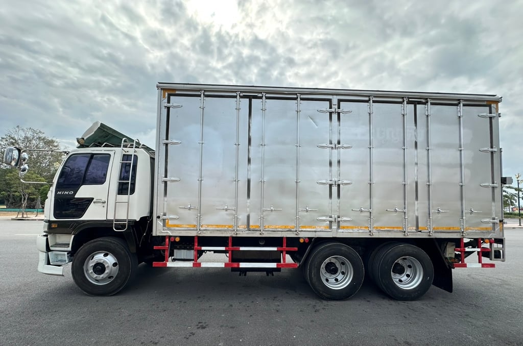 ราคา479000บาทขายรถบรรทุกสิบล้อตู้ 10 บาน hino FL 1 <เครื่อง jo8c turbo -220 แรงม้าเครื่องแห้งไม่มีไอไ ม่มีเยิ้มรถปี 37 ยาว 6 เมตร 30 กว้าง 2 เมตร 47 สูง 2 เมตร 65 เอกสารทะเบียนพร้อมใช้สนใจ 091-146-4263 คุณเยี่ยม