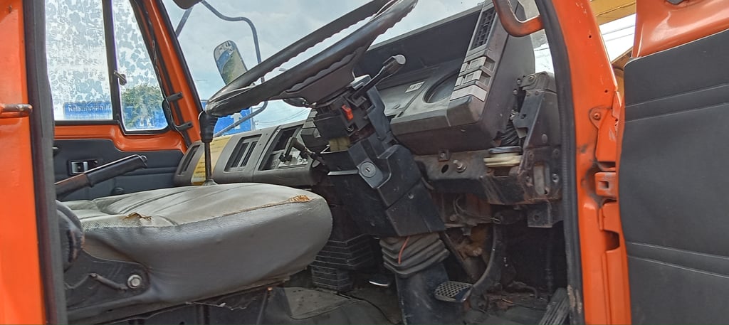 ราคา 139,000 บาทขายบรรทุก 6 ล้อ isuzu FTR เครื่อง 6BD1-160แรงม้าแน่นมากๆรถปี 32 คัสซีสวยทั้งเส้นเอกสารทะเบียนพร้อมสนใจ 091-146-4263คุณ เยี่ยม