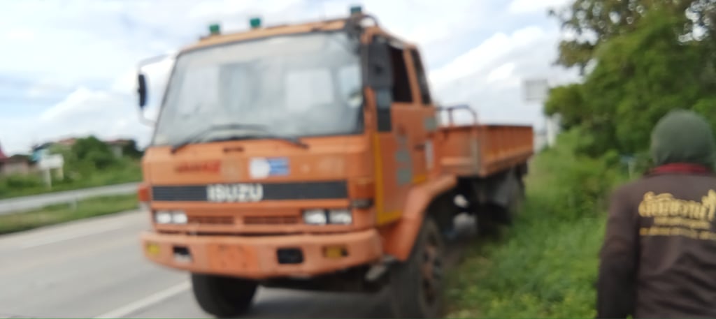 ราคา139000บาทแบตเตอรี่ไม่มีให้ครับผมราคานี้ขายรถบรรทุก 6 ล้อ isuzu FTR 11 hy เครื่อง 6 BD 1 -165 แรงม้าแน่นมากๆเอกสารทะเบียนพร้อมรถใช้งานน้อย