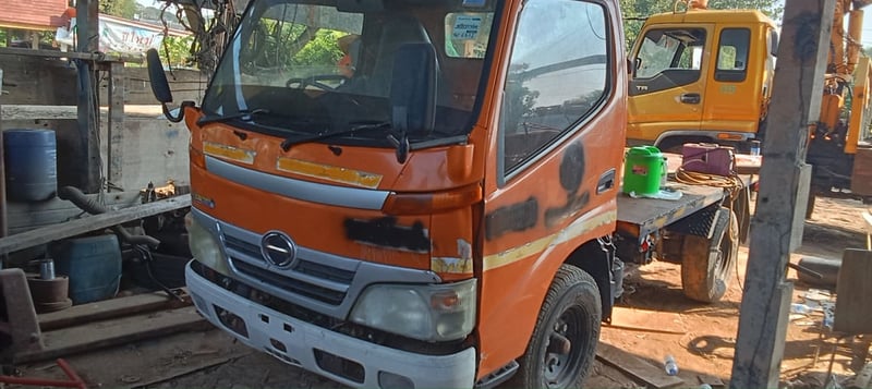 ขายรถบรรทุก 4 ล้อ hino ดูท่อเครื่อง 136 เทอร์โบรถปี่51เครื่องติดได้ต้องต้องเช็คต้องเช็คระบบไฟหน้าไฟท้ายเองครับต้องเสียระบบไฟหน้าไฟท้ายเองครับพื้นเรียบมีทะเบียนแบตเตอรี่ไม่มีให้ขายตามสภาพสนใจติดต่อ 091-146-4263