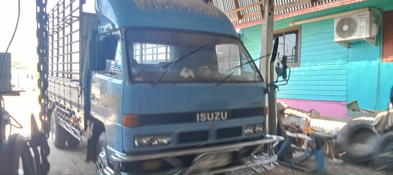 ราคา179000บาทขายรถทุก 6 ล้อ isuzu nkr 115 แรงม้าปี 32 กระบะไม้ปูพื้นเหล็กเอกสารทะเบียนพร้อมรถพร้อมใช้งานสนใจ 091-146-4263 คุณเยี่ยม