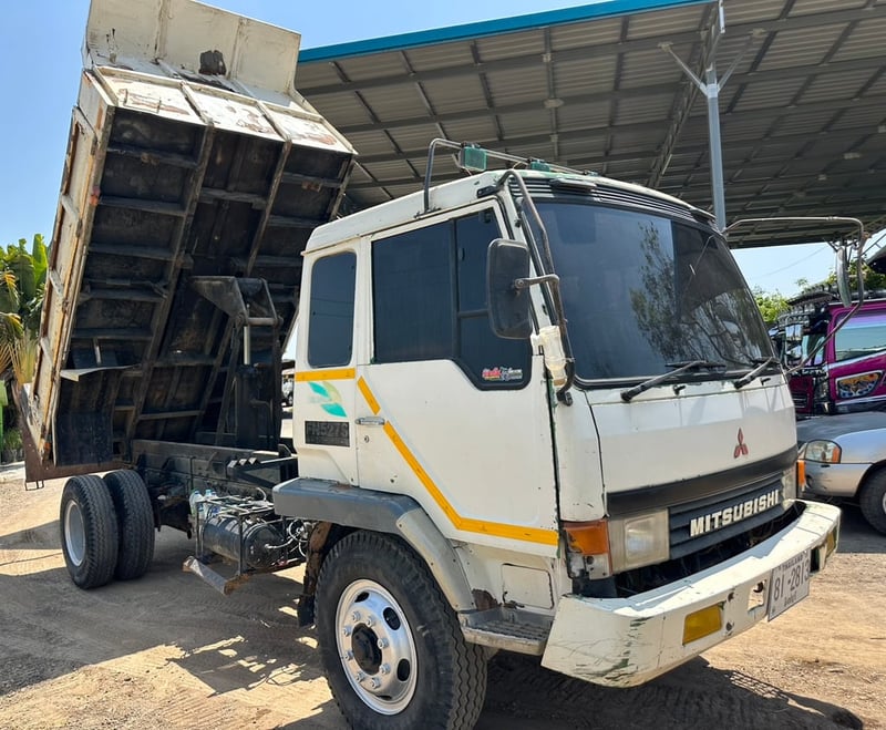 ราคา 3990,000 บาทขายรถบรรทุก 6 ล้อดั้ม mitsubishi fk 457 ปี 48 เครื่อง 6d 16 เทอร์โบอินเตอร์ 225แรงม้ารถพร้อมใช้งานดั้มยิงหน้าช่วงล้อ 4.20เมตรกระบะดั้มยาว 3.80 เมตร 8กว้าง 2.40 เมตร รถพร้อมใช้งานยาง 900 ขอบ 20 สนใจติดต่อ 091-146-4263 คุณเยี่ยม