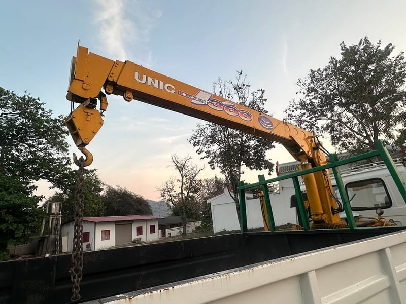 อีซูซุ6ล้อ FTR32NR 195แรงม้าปี39 ติดเครนยูนิค3ตันขายาว กระบะยาว6.20เมตร กว้าง4.45เมตร รถสวยแอร์เย็นพร้อมทำงาน ราคา449,000