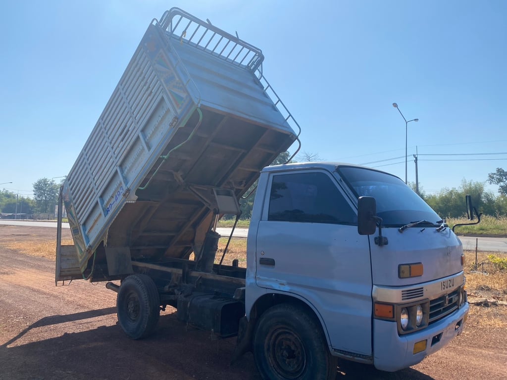 ขายรถบรรทุก 4 ล้อดั้ม isuzu tl เครื่อง 85 แรงม้ารถปี 46 พวงมาลัยธรรมดาหัวยกไม่ได้ไม่มีแอร์กระบะยาว 3 เมตรยี่กว้าง 1.80 เมตรเอกสารทะเบียนพร้อม