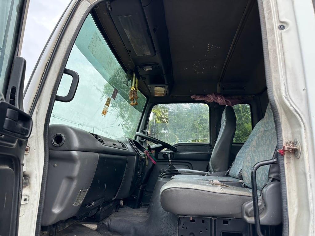 ราคา459000บาทขายรถบรรทุกหกล้อตู้ 10 บาน isuzu deca เครื่อง6HH1-200แรงม้าเครื่องแน่นมากๆรถปี 47 ยาว 7.35 เมตร กว้าง 2.41เมตร สูง 2.56 เมตร เอกสารทะเบียนพร้อมใช้สนใจ 091-146-4263 คุณเยี่ยม ราคา459000บาทขายรถบรรทุกหกล้อตู้ 10 บาน isuzu deca เครื่อง6HH1-200แรงม้าเครื่องแน่นมากๆรถปี 47 ยาว 7.35 เมตร กว้าง 2.41เมตร สูง 2.56 เมตร เอกสารทะเบียนพร้อมใช้สนใจ 091-146-4263 คุณเยี่ยม