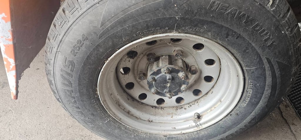 ราคา109000บาทขายรถบรรทุก 4 ล้อ isuzu nkr เครื่อง 88 แรงม้าแน่นมากๆนถปร2540 พวงมาลัยเพาเวอร์ช่วงสั้นรถมีทะเบียนขายตามสภาพนี้แบตเตอรี่ไม่มีให้รถประมูลมา