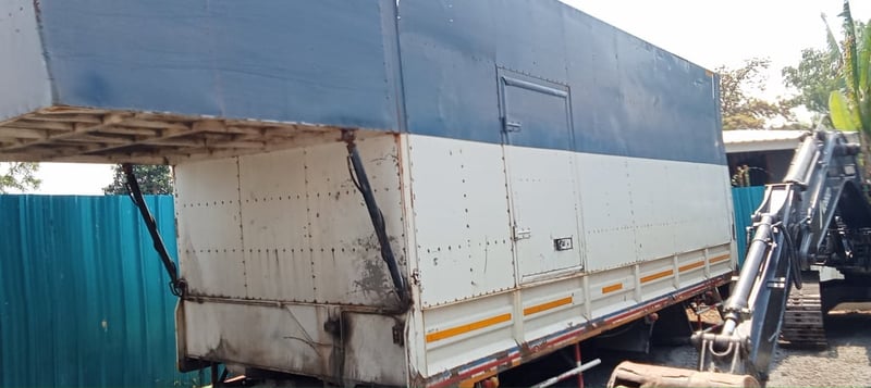 ขายกระบะเหล็กยาวยาว 7 เมตร 20 มีลิปท้ายใส่ hino FG มา