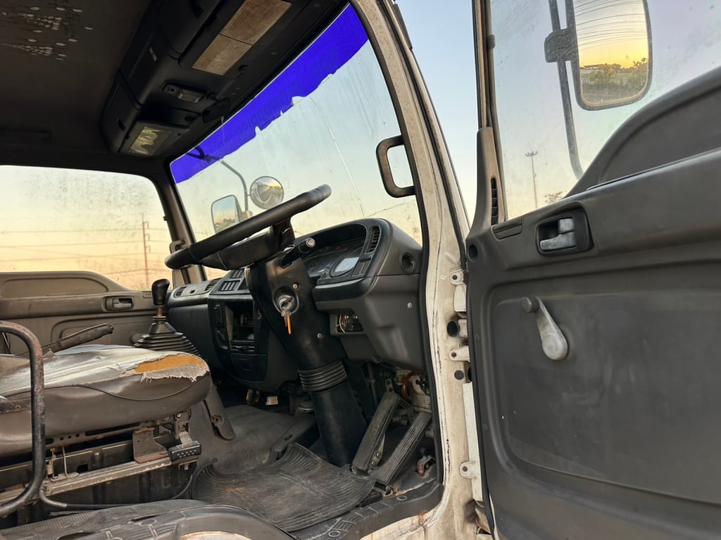 ราคา 390,000 บาทขายรถบรรทุกตู้แห้ง 6 ล้อ isuzu deca เครื่อง 6 HH1-200 แรงม้าฝาขาวรถปี 46 กระบะยาว 7.20 เมตรกว้าง 2.41 เมตรสูง 2.40 เมตรเอกสารทะเบียนพร้อมโอนสนใจ 091-146-4263 เยี่ยม