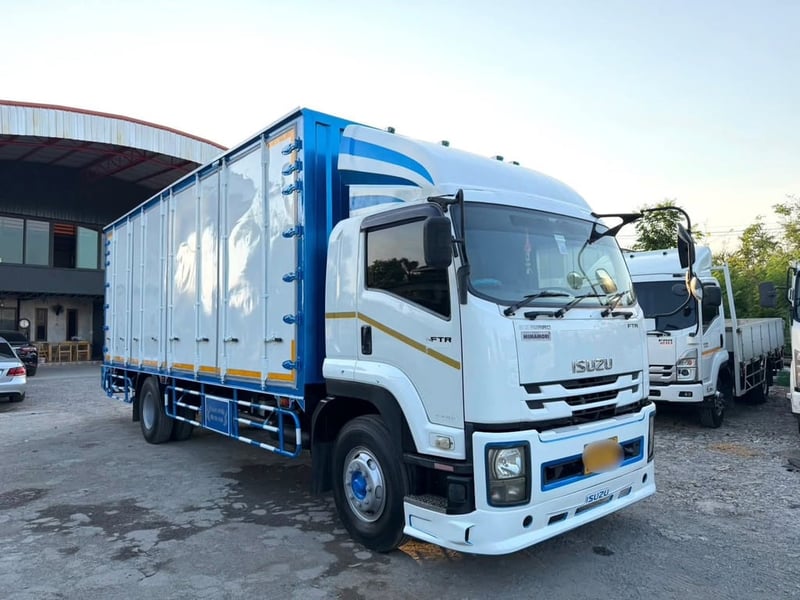 รถรุ่นแบบนี้ ราคา199000บาทขายรถisuzu โรโบคอปFTR 34Qเครื่อง6HK1- 240แรงม้ารถปี 55 ขายเครื่องพร้อมคัสซีช่วงล่างมีทะเบียนไม่มีหม้อน้ำกล่องไฟมีให้ เดิมเป็นรถบรรทุกของเหลวเฉพาะกิจถังน้ำมันมีให้ทะเบียนแจ้งมา 79 สนใจติดต่อ 091-146-4263 ขายตามสภาพนี้เลย