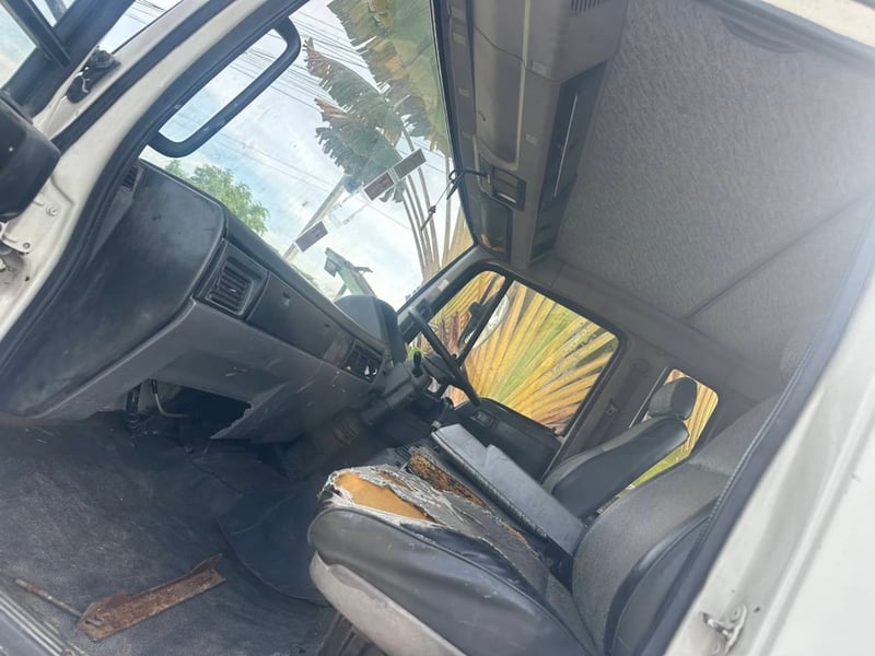 ขายรถบรรทุก 6 ล้อ hino ff1j เครื่อง jo8c 210 แรงติดเครน tornado 5 ตัน 3 ปลอก 2 ชั้นเอกสารทะเบียนพร้อม