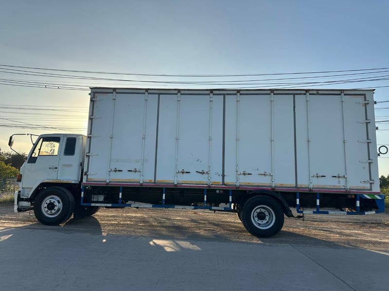 ขายรถบรรทุก 6 ล้อตู้แห้ง 10 บาท isuzu เครื่อง 205 แรงม้าแน่นมากๆรถปี่38พร้อมใช้งานกระบะยาว 7.42ม.กว้าง2.42ม.สูง 2.60ม.เอกสารทะเบียนพร้อมสนใจ 091-146-4263