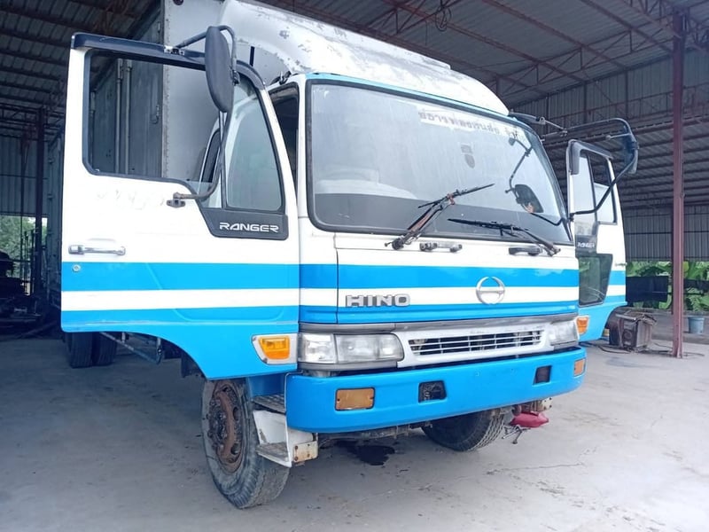 ราคา279000บาทขายรถบรรทุก 6 ล้อตู้แห้ง 10 บาท hino FF3H เครื่อง ho7d 195 แรงม้าแน่นมากๆรถปี 38 กระบะยาว 7.20 เมตร คอมแอร์ไม่มีครับ เอกสารทะเบียนพร้อมสนใจ 091-146-4263 คุณเยี่ยมด่วนราคาถูกๆ