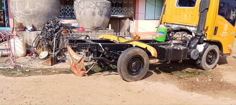 ราคา199000บาทขายรถบรรทุก 4 ล้อ isuzuNLRเครื่อง 130 แรงม้ารถปี57เครื่องติดได้มีทะเบียนขายตามสภาพนี้เลยไม่มีแบตเตอรี่ให้สนใจ 091-146-4263ราคา199000บาท