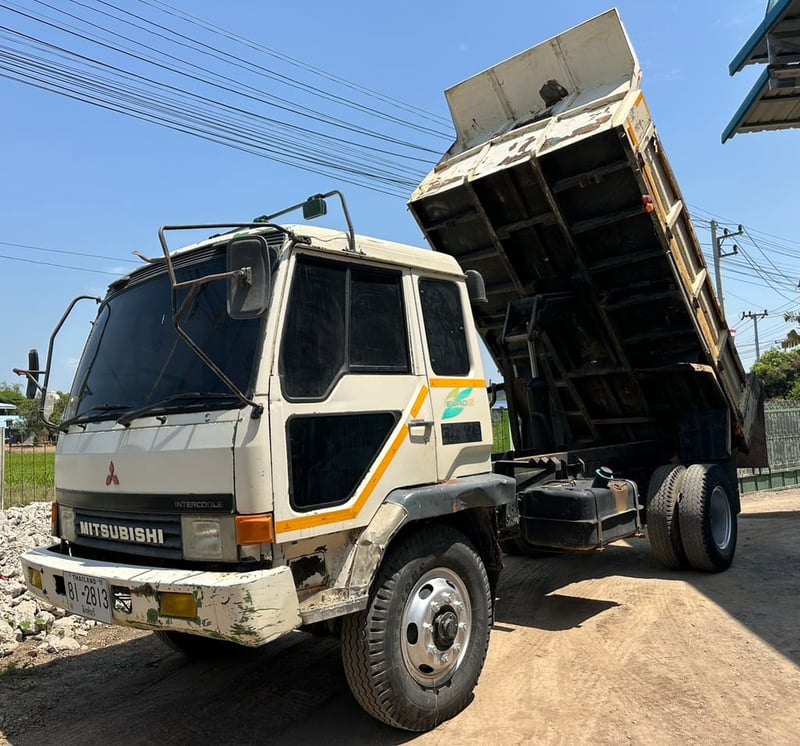 ราคา 3990,000 บาทขายรถบรรทุก 6 ล้อดั้ม mitsubishi fk 457 ปี 48 เครื่อง 6d 16 เทอร์โบอินเตอร์ 225แรงม้ารถพร้อมใช้งานดั้มยิงหน้าช่วงล้อ 4.20เมตรกระบะดั้มยาว 3.80 เมตร 8กว้าง 2.40 เมตร รถพร้อมใช้งานยาง 900 ขอบ 20 สนใจติดต่อ 091-146-4263 คุณเยี่ยม