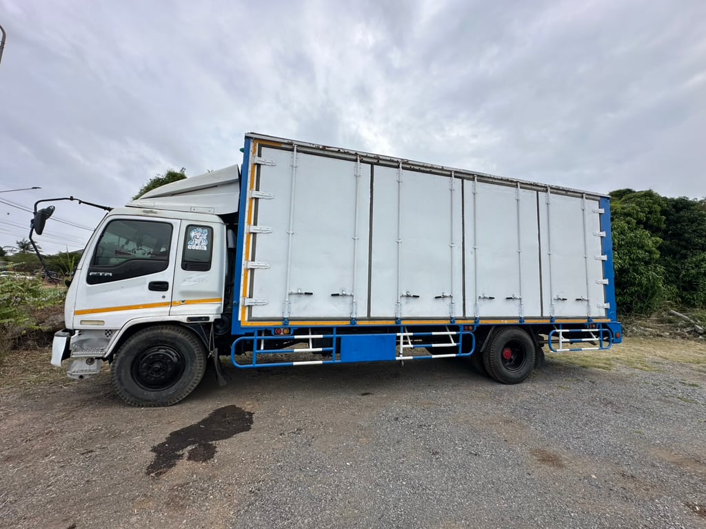 ราคา459000บาทขายรถบรรทุกหกล้อตู้ 10 บาน isuzu deca เครื่อง6HH1-200แรงม้าเครื่องแน่นมากๆรถปี 47 ยาว 7.35 เมตร กว้าง 2.41เมตร สูง 2.56 เมตร เอกสารทะเบียนพร้อมใช้สนใจ 091-146-4263 คุณเยี่ยม ราคา459000บาทขายรถบรรทุกหกล้อตู้ 10 บาน isuzu deca เครื่อง6HH1-200แรงม้าเครื่องแน่นมากๆรถปี 47 ยาว 7.35 เมตร กว้าง 2.41เมตร สูง 2.56 เมตร เอกสารทะเบียนพร้อมใช้สนใจ 091-146-4263 คุณเยี่ยม