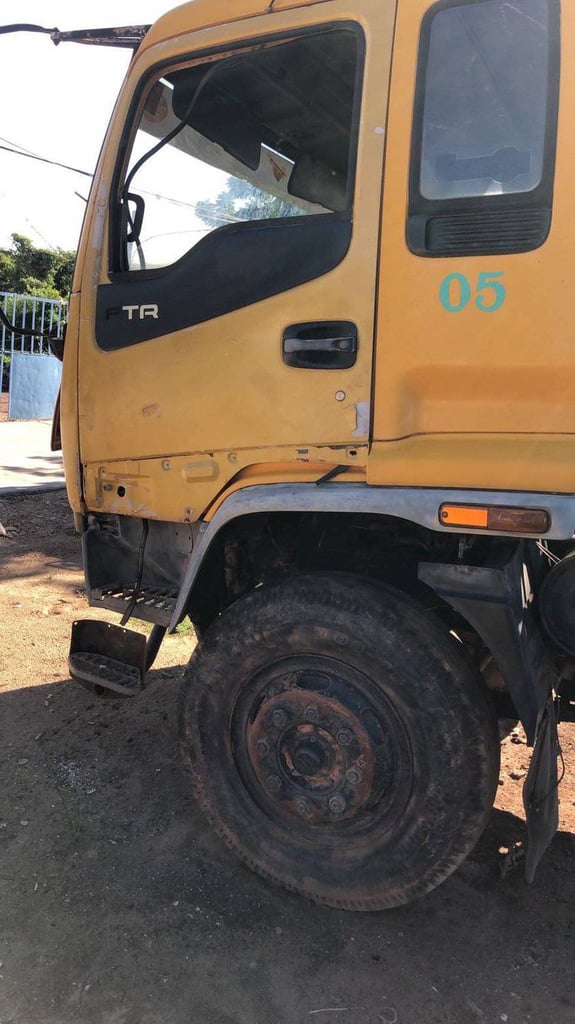 ราคา159000บาทขายรถบรรทุก 6 ล้อ isuzu FTR 33 เครื่อง 6HH1 -195 แรงม้ารถปี45 ขายตามสภาพเอกสารทะเบียน มอ 79 ครับ คัสซีมีบวมปลายช่วงล้อ 4 เมตร 20 สนใจติดต่อเบอร์นี้ 0911464263