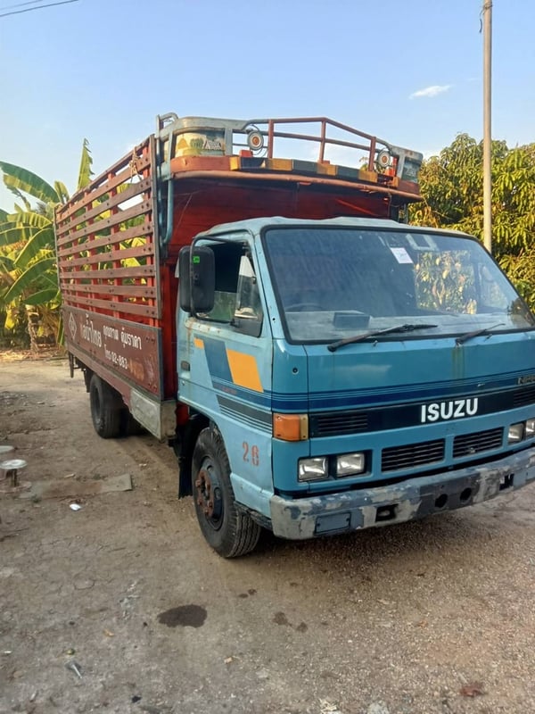 ขายรถบรรทุก 6 ล้อ isuzu NPR 115 แรงม้าเครื่องดีพวงมาลัยธรรมดาก็สีสวยเอกสารทะเบียนพร้อม