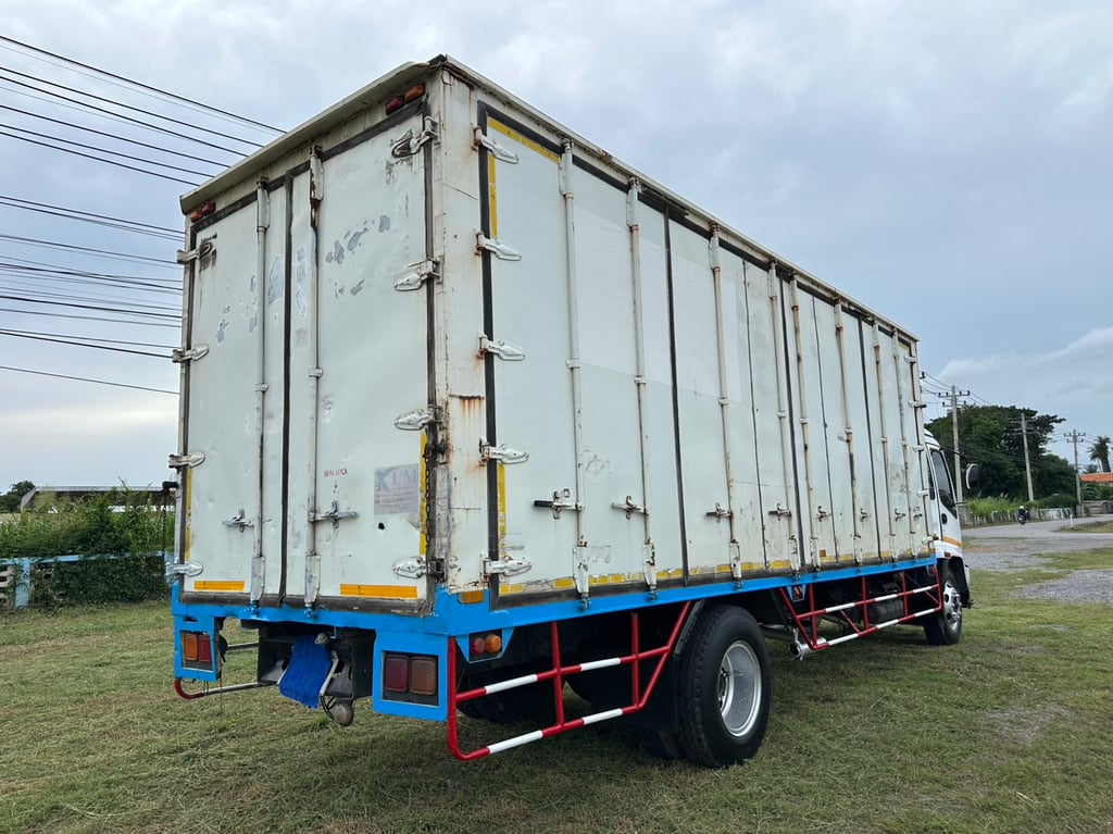 ขายรถบรรทุกตู้แห้ง isuzu deca เครื่อง 200 แรงม้ายาว 7 เมตร 20 เอกสารทะเบียนพร้อม