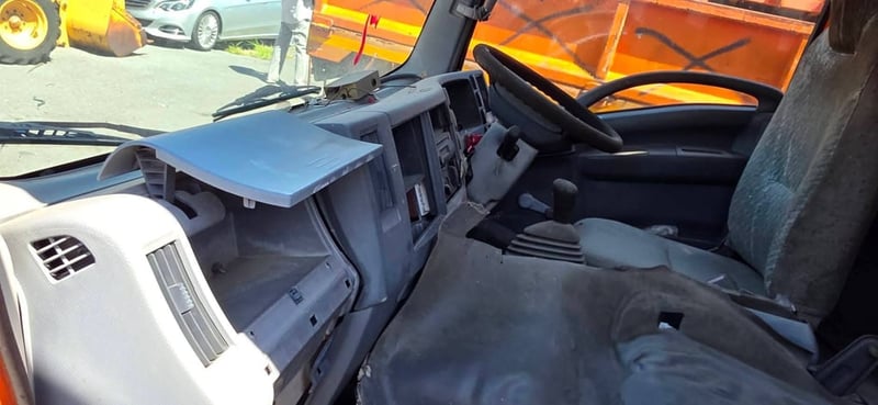 isuzu NMRเครื่อง130 โบรถปี 58กล่องไฟหายชุดปั๊มโซล่าหายไปแถบนึงมีทะเบียนขายตามสภาพจนี้ราคา 14,9000บาทสนใจ 091-146-4263 คุณเยี่ยม