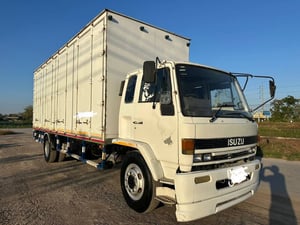 ขายรถบรรทุก 6 ล้อตู้แห้ง 10 บาท isuzu เครื่อง 205 แรงม้าแน่นมากๆรถปี่38พร้อมใช้งานกระบะยาว 7.42ม.กว้าง2.42ม.สูง 2.60ม.เอกสารทะเบียนพร้อมสนใจ 091-146-4263