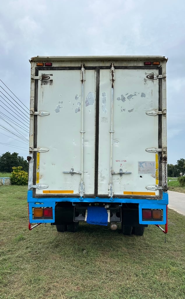ขายรถบรรทุกตู้แห้ง isuzu deca เครื่อง 200 แรงม้ายาว 7 เมตร 20 เอกสารทะเบียนพร้อม