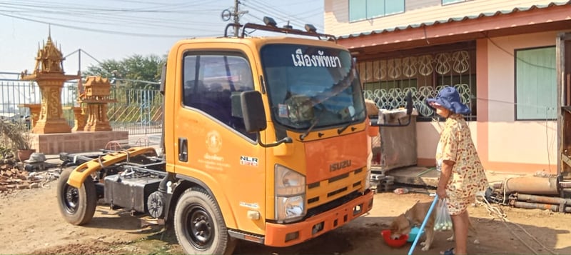 ราคา199000บาทขายรถบรรทุก 4 ล้อ isuzuNLRเครื่อง 130 แรงม้ารถปี57เครื่องติดได้มีทะเบียนขายตามสภาพนี้เลยไม่มีแบตเตอรี่ให้สนใจ 091-146-4263ราคา199000บาท