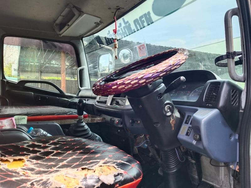 ราคา 589,000 บาทขายรถยกสิบล้อคัสซี 3M เครื่อง jo 7 e 210 แรงม้าคอมมอนเรลรถปี 38ทุกอย่างลงเล่มหมดแล้วรถเฉพาะกิจช่วงล่าง 2 เพลายางใหม่ 10 เส้นวินใช้น้ำมันรีโมทเอกสารทะเบียนพร้อมสนใจติดต่อ xxx-xxx-xx63