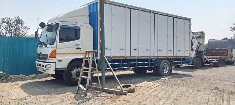 ราคา699000บาทขายรถบรรทุกตู้แห้ง hino mega เครื่อง 212 โบอินเตอร์รถปี 50 ช่วงล่างใหญ่แล้วตู้ยาว 7 เมตร 40 นอกเอกสารทะเบียนพร้อมสนใจ 091-146-4263