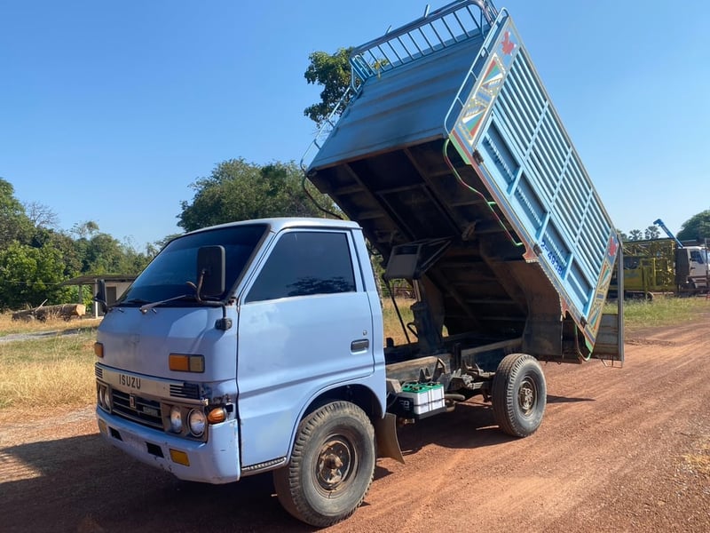 ขายรถบรรทุก 4 ล้อดั้ม isuzu tl เครื่อง 85 แรงม้ารถปี 46 พวงมาลัยธรรมดาหัวยกไม่ได้ไม่มีแอร์กระบะยาว 3 เมตรยี่กว้าง 1.80 เมตรเอกสารทะเบียนพร้อม