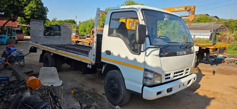 เป็นรถพื้นเรียบหางพับได้ขายรถ 6 ล้อ isuzu NPR 7..เครื่อง4HG1-130เทอร์โบปี49ยาว 5 เมตรรถพื้นเรียบห่างพับได้เอกสารทะเบียนพร้อมภาษีเต็มตามสภาพนี้สนใจ 091-146-4263