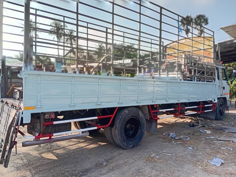 ราคา 25 9,000 บาทขายรถบรรทุก 6 ล้อคอกสูง isuzu frr เครื่อง 6BG1-175 แรงม้าเบรคทิฟฟี่พวงมาลัยพาวเวอร์แอร์ต้องเช็คระบบกระบะยาว 7 เมตรกว่าเอกสารทะเบียนพร้อมสนใจติดต่อคุณเยี่ยม 0 9 1 1 4 6 4263