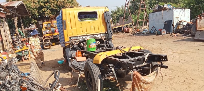 ราคา199000บาทขายรถบรรทุก 4 ล้อ isuzuNLRเครื่อง 130 แรงม้ารถปี57เครื่องติดได้มีทะเบียนขายตามสภาพนี้เลยไม่มีแบตเตอรี่ให้สนใจ 091-146-4263ราคา199000บาท