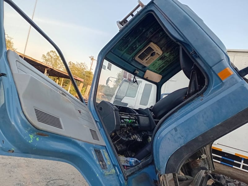 ราคา189000บสทขายรถบรรทุก 6 ล้อ isuzuNRR เครื่อง 6 bg1 -175 แรงม้ารถปี 38 พวงมาลัยพาวเวอร์เบรคธรรมดาแอร์เช็คระบบ กระบะเหล็กยาว 5.80 เมตร ยาง 825 ขอบ 16 พร้อมใช้งาน