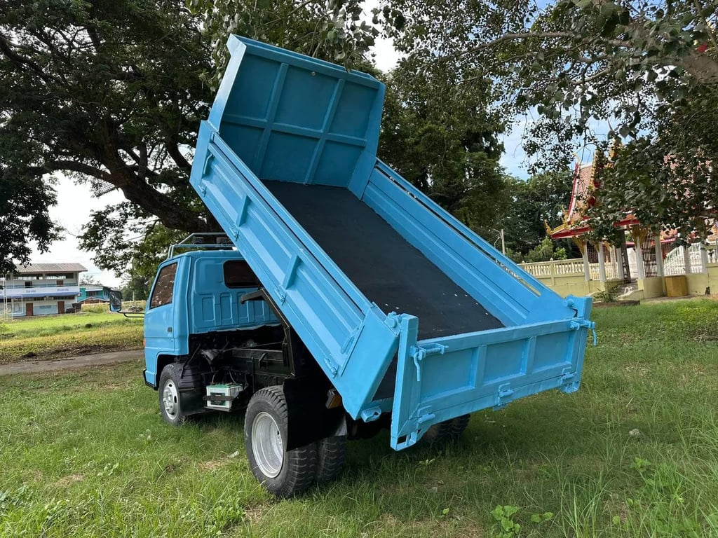 ราคา 19 5,000 บาทขายรถบรรทุก 6 ล้อดั้ม isuzu เป็น NKR เครื่อง 88 แน่นมากๆพวงมาลัยพาวเวอร์มีสโลกลางดั้มยิงหน้าเอกสารทะเบียนพร้อมสนใจ 091-146-4263