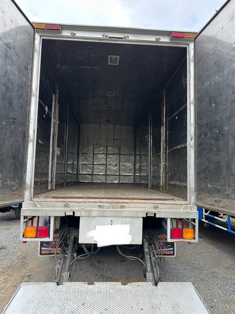 ราคา479000บาทขายรถบรรทุกสิบล้อตู้ 10 บาน hino FL 1 <เครื่อง jo8c turbo -220 แรงม้าเครื่องแห้งไม่มีไอไ ม่มีเยิ้มรถปี 37 ยาว 6 เมตร 30 กว้าง 2 เมตร 47 สูง 2 เมตร 65 เอกสารทะเบียนพร้อมใช้สนใจ 091-146-4263 คุณเยี่ยม