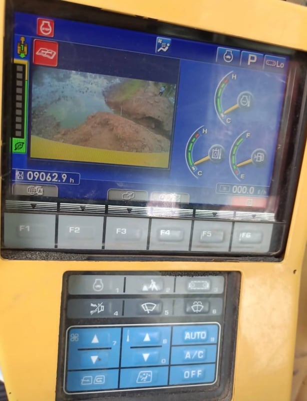 Komatsu Pc210-10 เดิม ๆ ไมค์ 9xxx ชั่วโมง ใบแจ้งจน. สวยๆ พร้อมใช้งานได้เลย ราคามา 1,300,000 บาท โทร 081-7410515