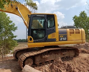 Komatsu Pc210-10 เดิม ๆ ไมค์ 9xxx ชั่วโมง ใบแจ้งจน. สวยๆ พร้อมใช้งานได้เลย ราคามา 1,300,000 บาท โทร 081-7410515