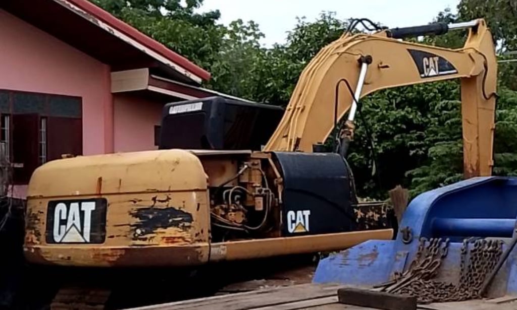 Caterpillar 320c  รถสวยเต็มพร้อมใช้ เอกสารเล่มทะเบียน ขาย 450,000 บาท โทร 0817410515