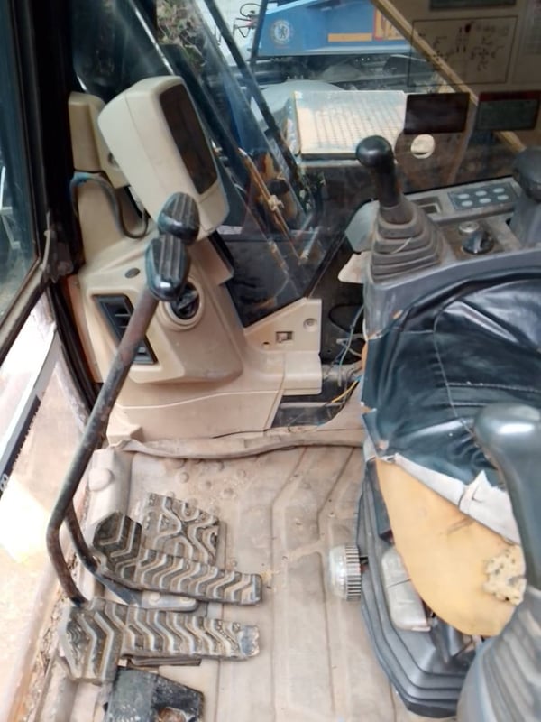 Caterpillar 320c  รถสวยเต็มพร้อมใช้ เอกสารเล่มทะเบียน ขาย 450,000 บาท โทร 0817410515