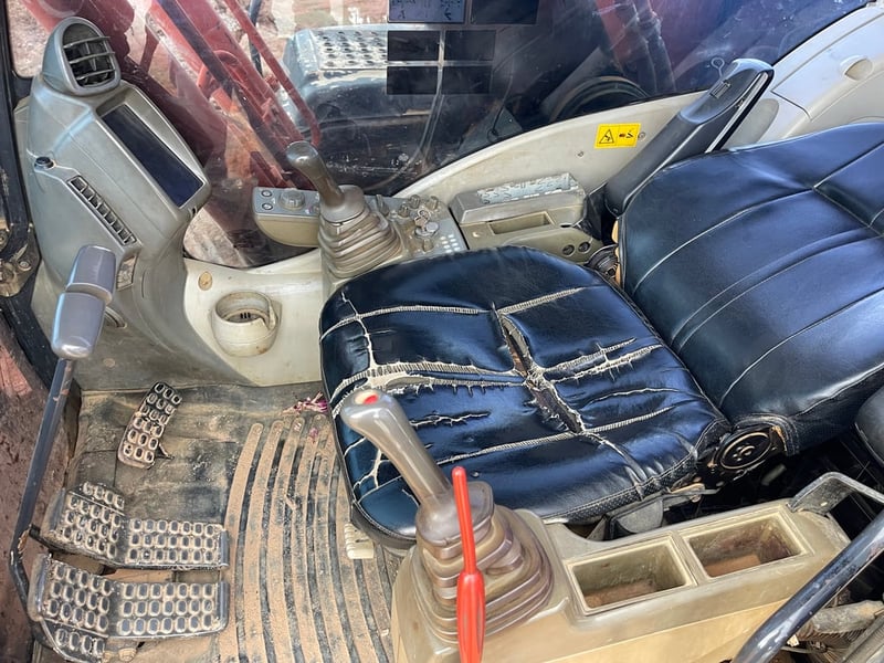 Hitachi Zx200-5g 680,000 บ. สวยเดิมไม่เคยแกะเต็มๆเดิมๆ เอกสารเล่มทะเบียน โทร 0817410515