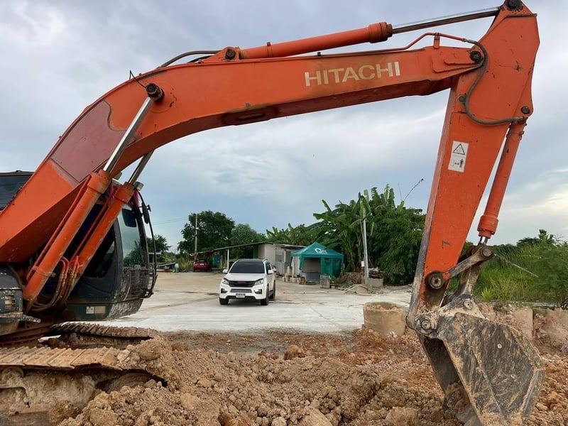 Hitachi Zx200-5g 680,000 บ. สวยเดิมไม่เคยแกะเต็มๆเดิมๆ เอกสารเล่มทะเบียน โทร 0817410515