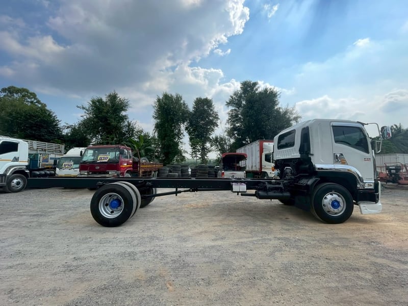 ISUZU FTR 240แรงม้า รถบรรทุก 6ล้อ ตู้แห้ง ปี2015