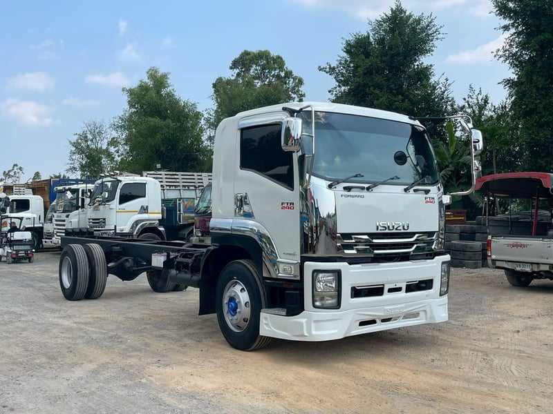 ISUZU FTR 240แรงม้า รถบรรทุก 6ล้อ ตู้แห้ง ปี2015