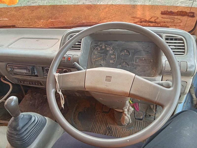 Isuzu  Npr 115 หน้าการ์ตูน 120 แรงม้า 120แรงม้า รถบรรทุก 6ล้อ กระบะเหล็ก ปี1998