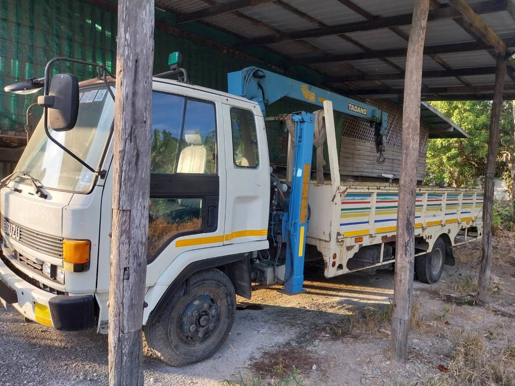 หกล้อติดเครน หกล้อติดเครน